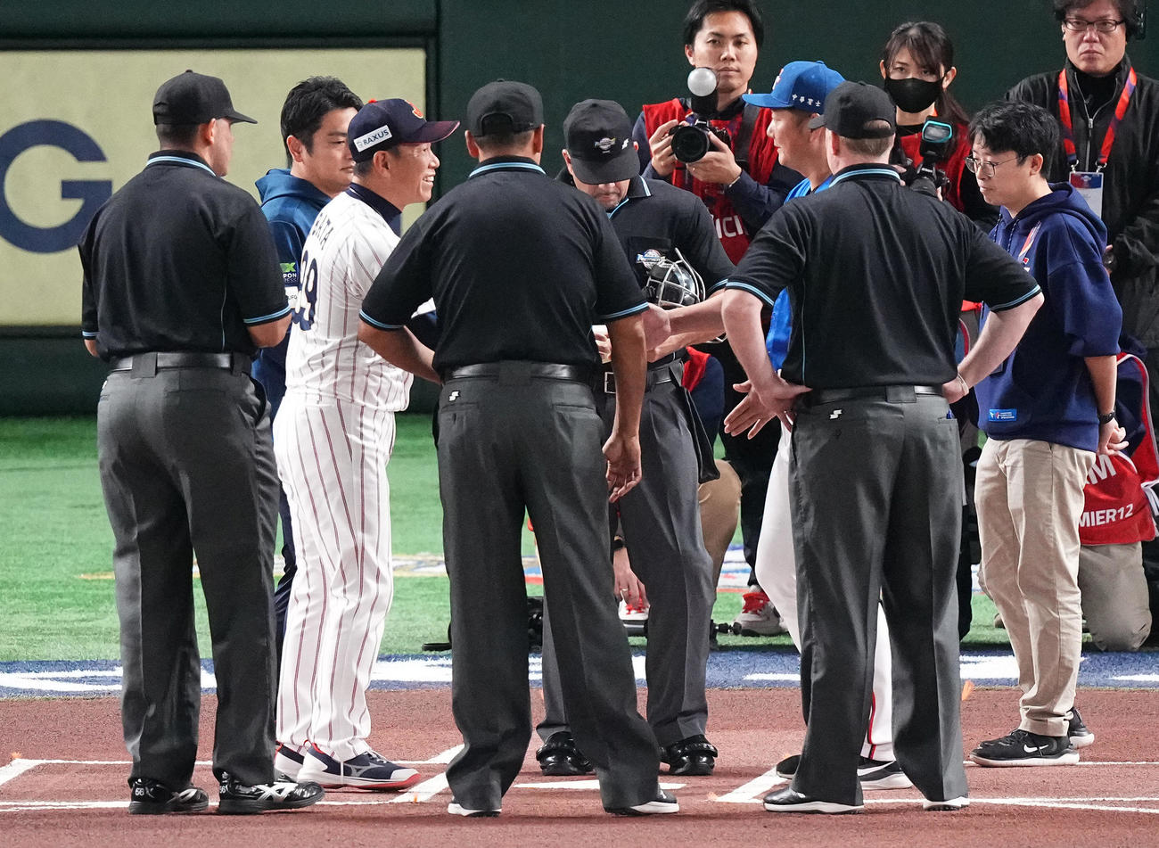 日本対台湾　台湾曽豪駒監督と握手を交わす井端監督（撮影・鈴木みどり）