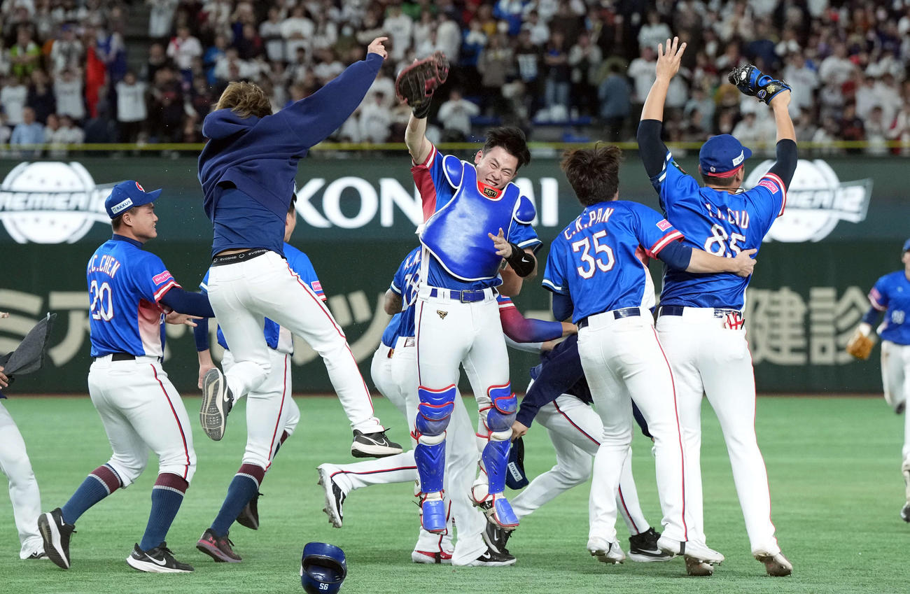 日本対台湾　優勝を飾り喜びを爆発させる台湾（撮影・たえ見朱実）