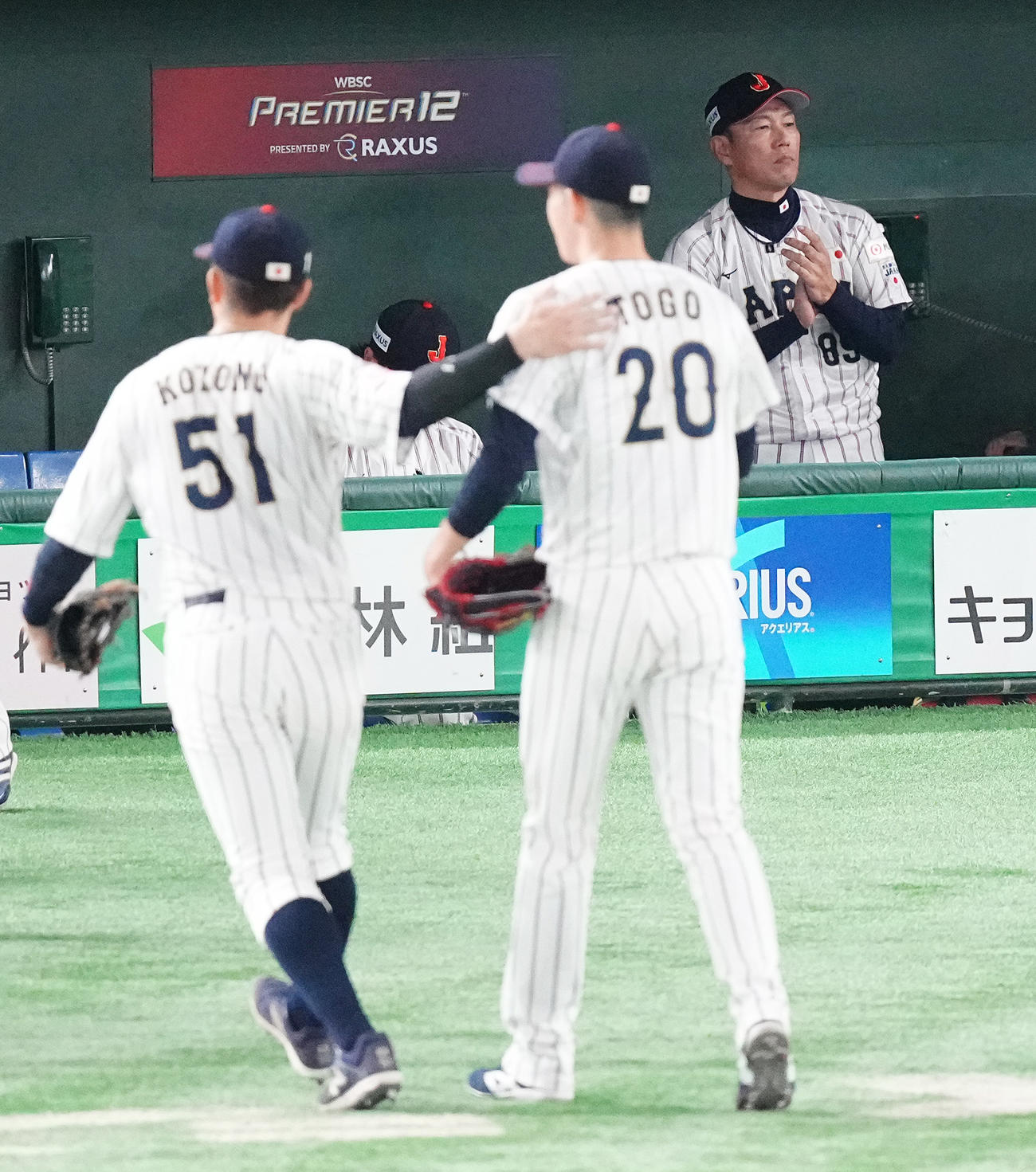 日本対台湾　5回表に4失点し、ベンチへ戻る戸郷（手前右）とベンチで浮かない表情の井端監督（右）（撮影・鈴木みどり）