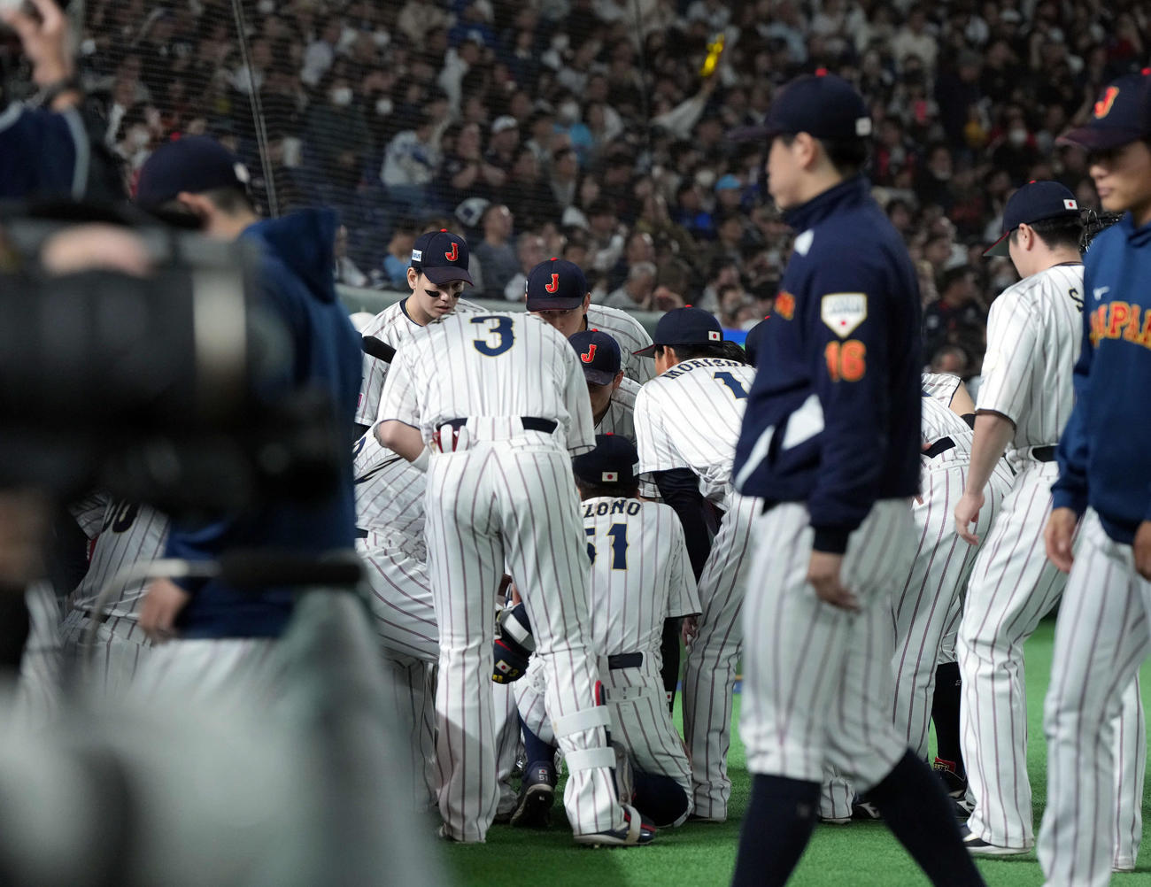 日本対台湾　9回裏、円陣を組む日本（撮影・たえ見朱実）
