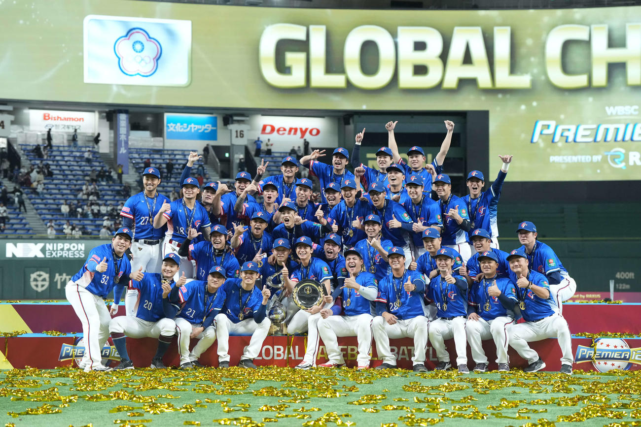 日本対台湾　優勝し記念撮影に納まる台湾（撮影・たえ見朱実）