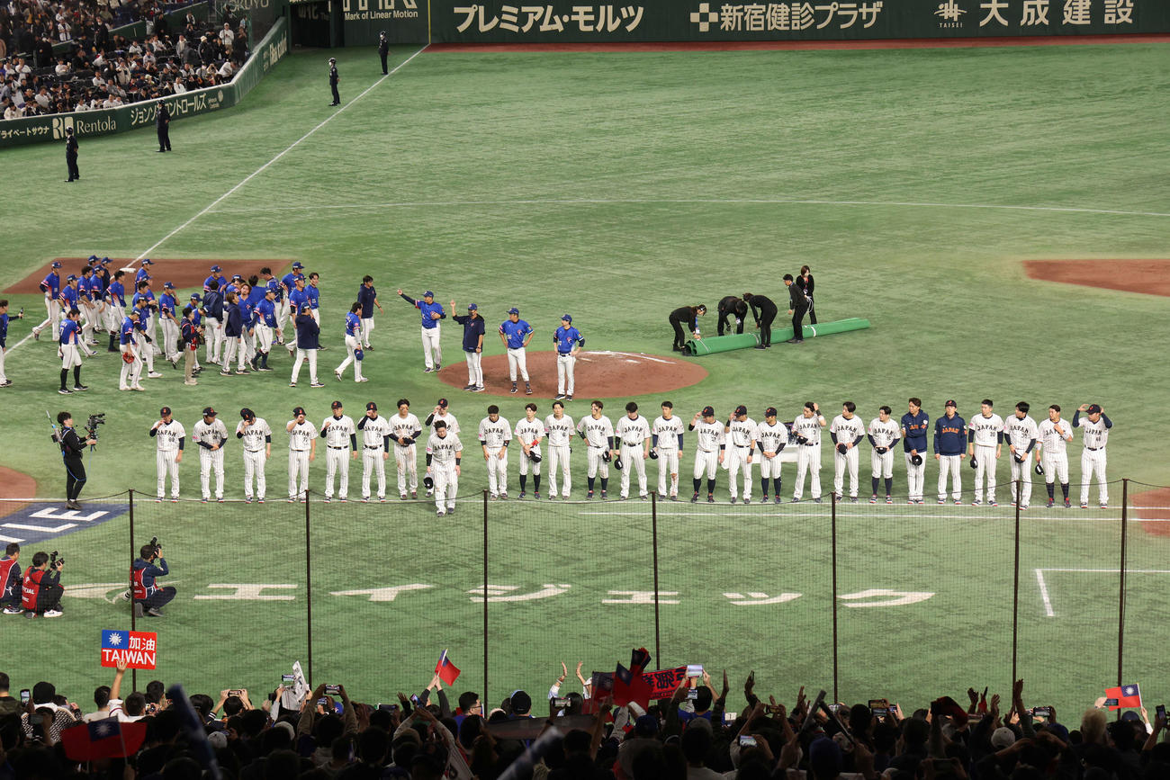台湾に敗れあいさつする日本の選手たち（撮影・河田真司）