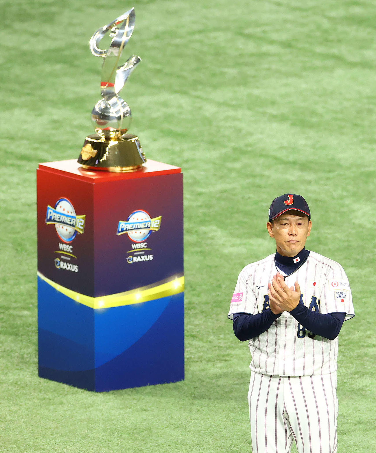 日本対台湾　開始前、セレモニーに臨む井端監督（撮影・河田真司）