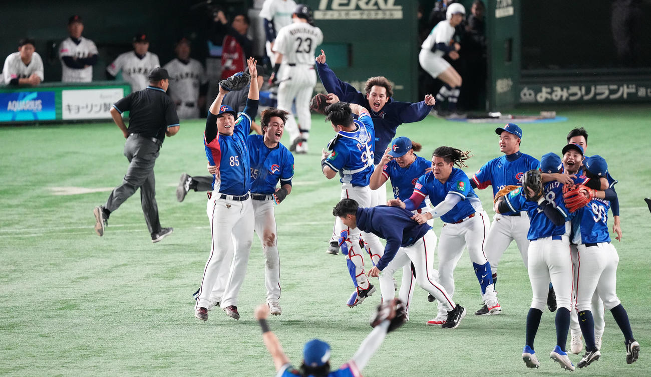 日本対台湾　日本に勝利し優勝を決め、歓喜する台湾ナイン（撮影・鈴木みどり）