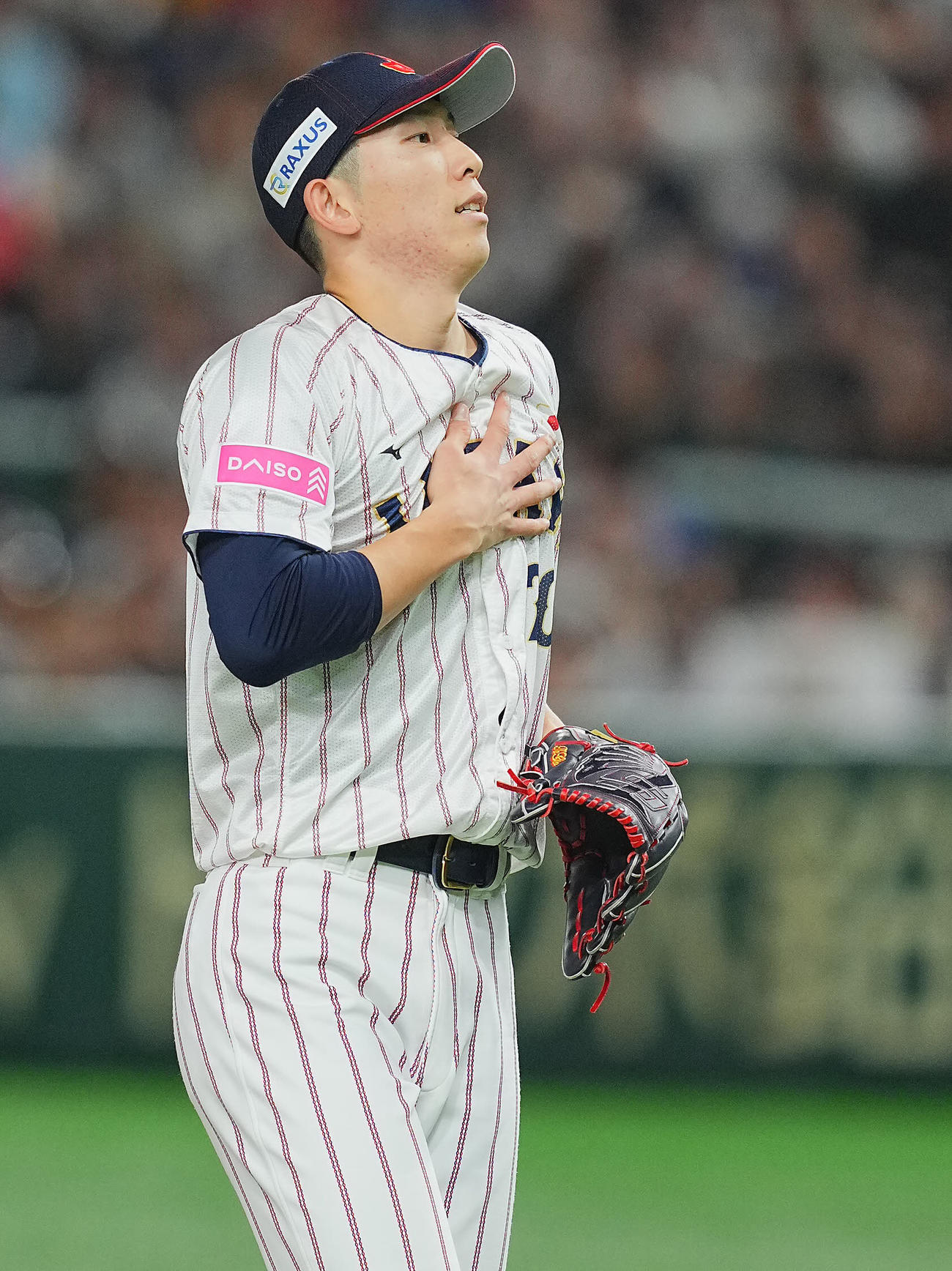 日本対台湾　3回表台湾2死、陳晨威に四球を与え胸をなでる戸郷（撮影・垰建太）