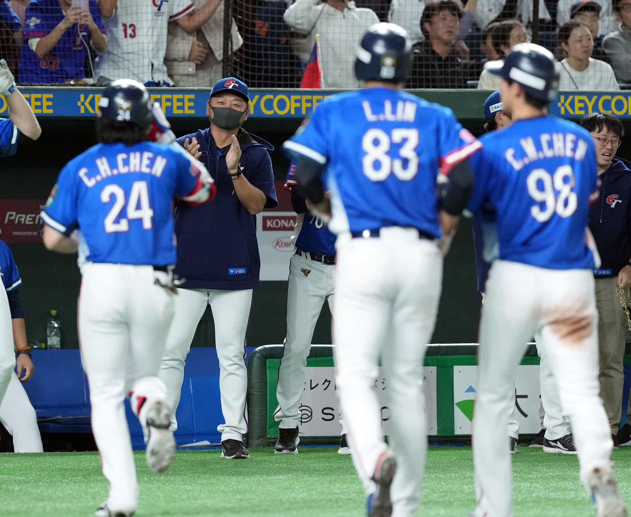 日本対台湾　5回表台湾1死一、二塁、3点本塁打を放った陳傑憲を迎える曽豪駒監督（撮影・たえ見朱実）