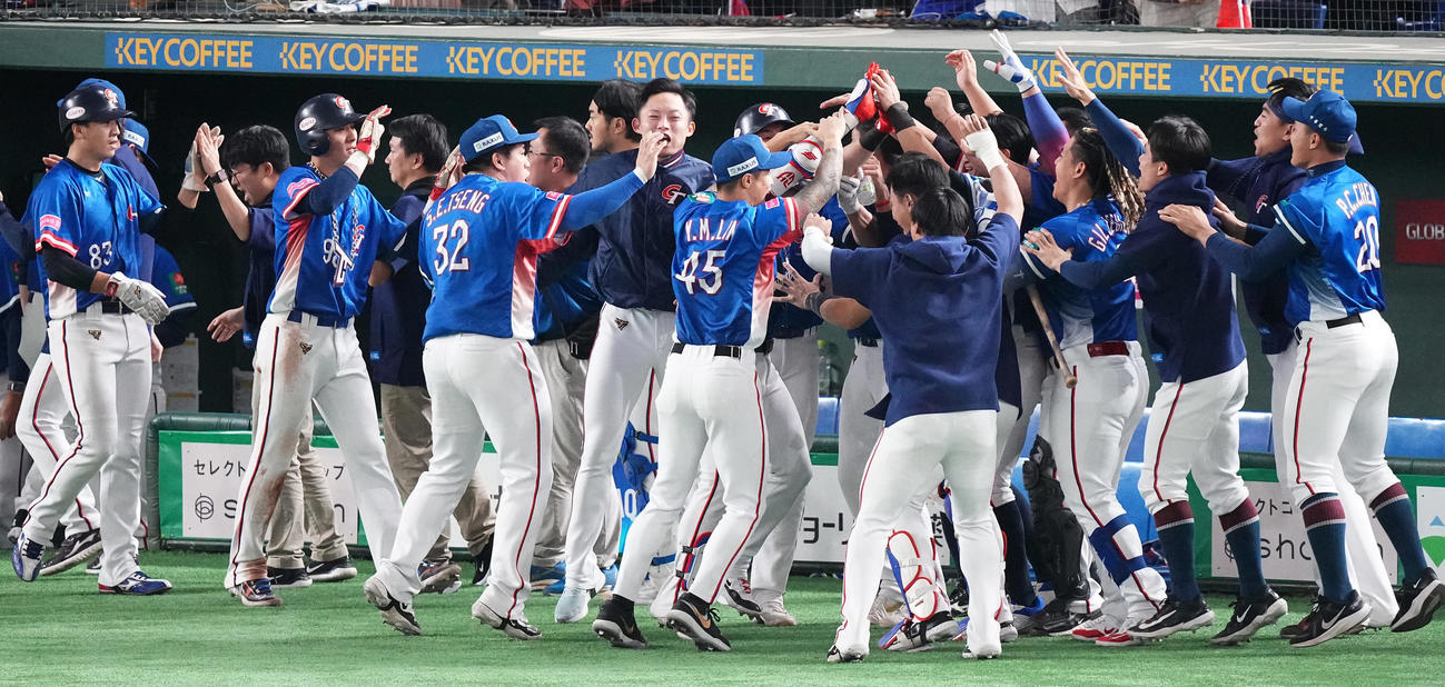 日本対台湾　5回表台湾1死一、二塁、右越え3点本塁打を放った陳傑憲を迎えるベンチ（撮影・鈴木みどり）