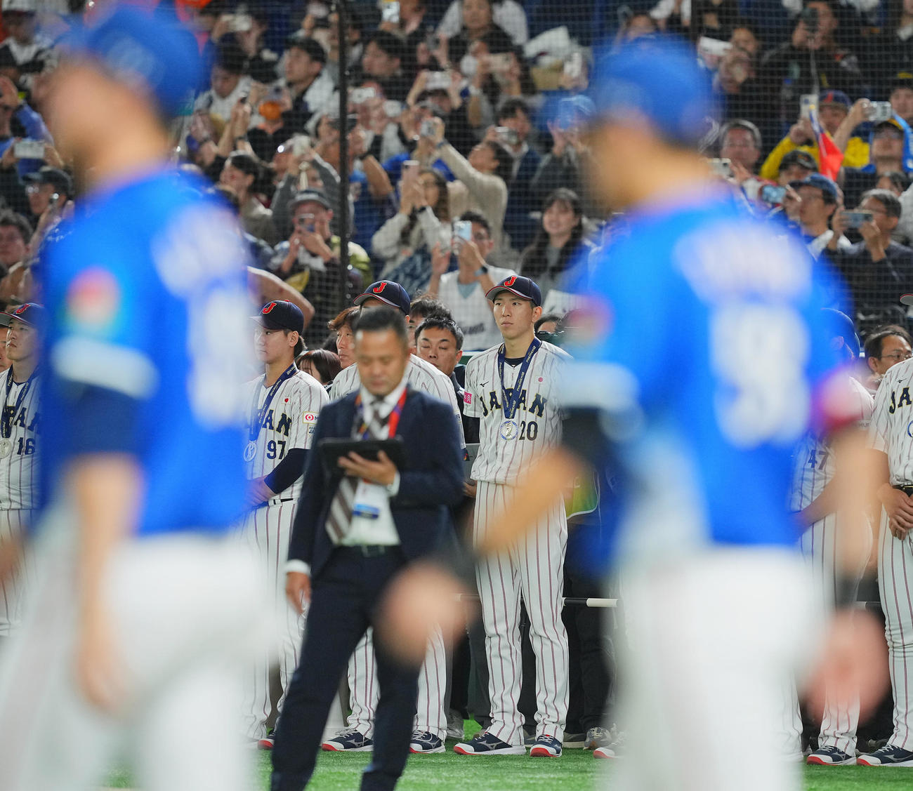 日本対台湾　準優勝となり表彰を受ける台湾の選手たちを見つめる日本戸郷（中央）（撮影・垰建太）