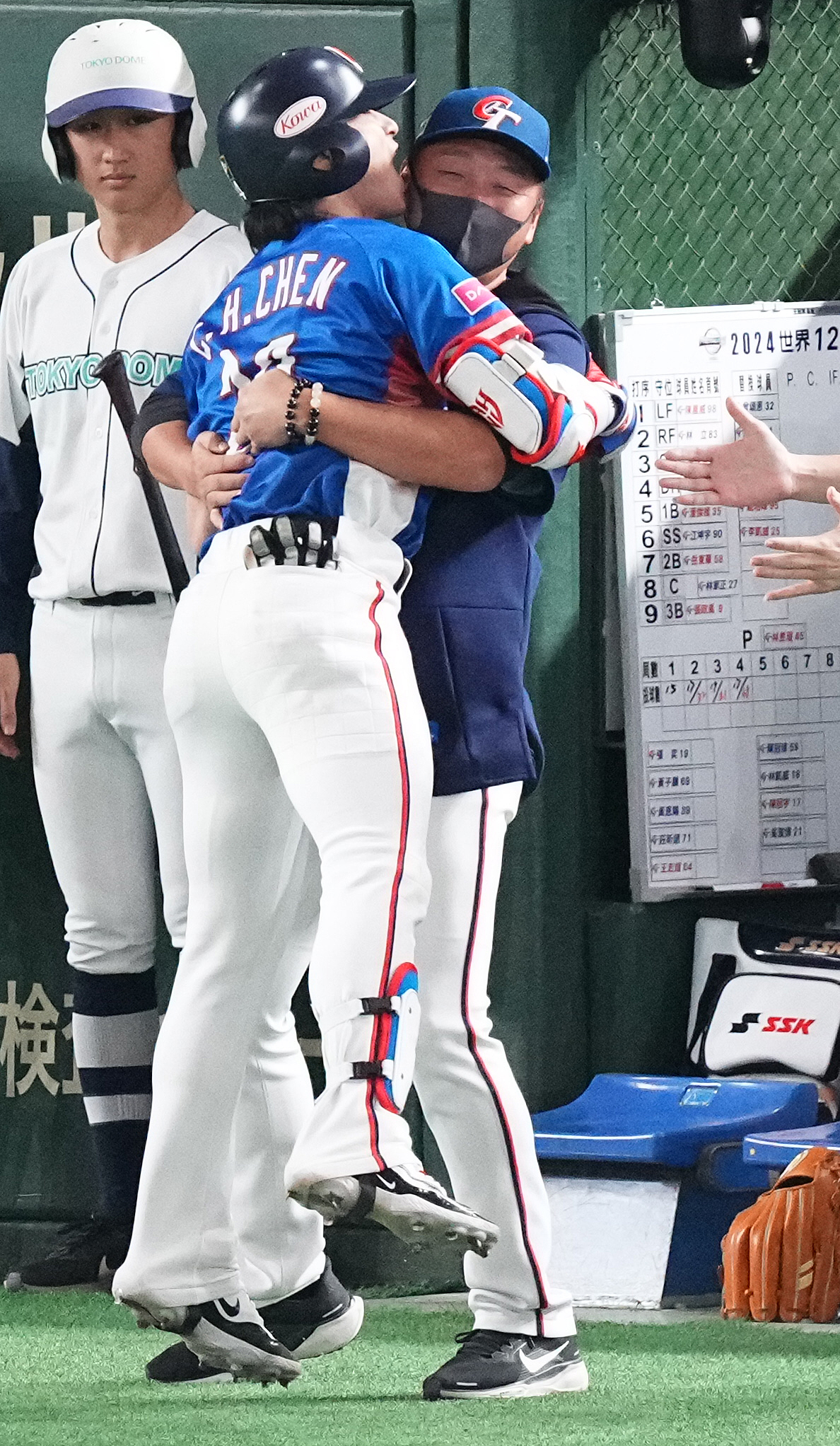 日本対台湾　5回表台湾1死一、二塁、右越え3点本塁打を放った陳傑憲（左）と抱き合って喜ぶ曽豪駒監督（撮影・鈴木みどり）
