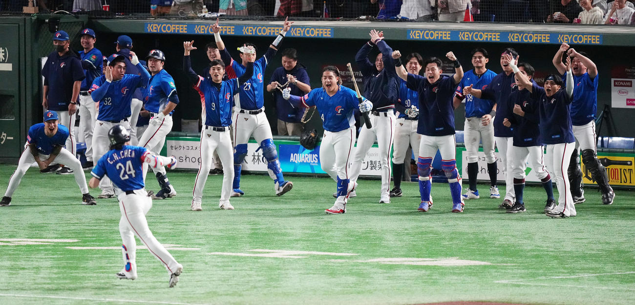 日本対台湾　5回表台湾1死一、二塁、陳傑憲の右越え3点本塁打に盛り上がるベンチ（撮影・鈴木みどり）