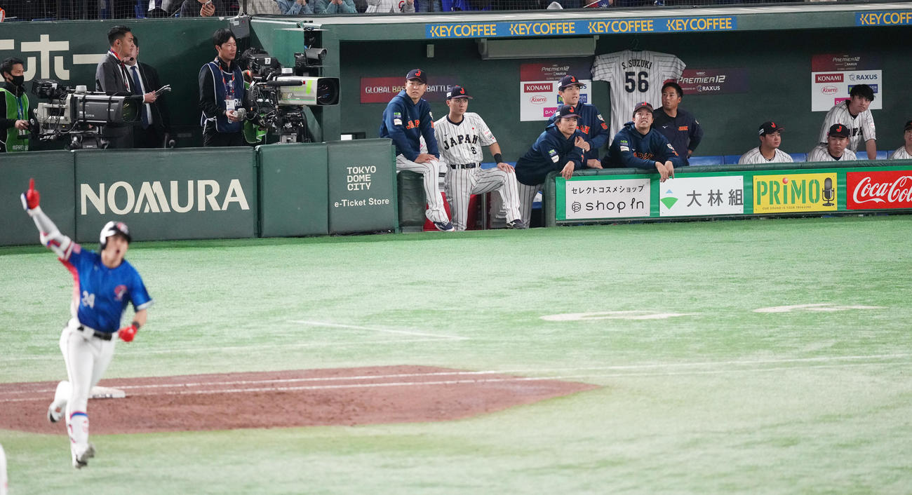 日本対台湾　5回表台湾1死一、二塁、陳傑憲に右越え3点本塁打を浴び、ぼうぜんとするベンチ（撮影・鈴木みどり）