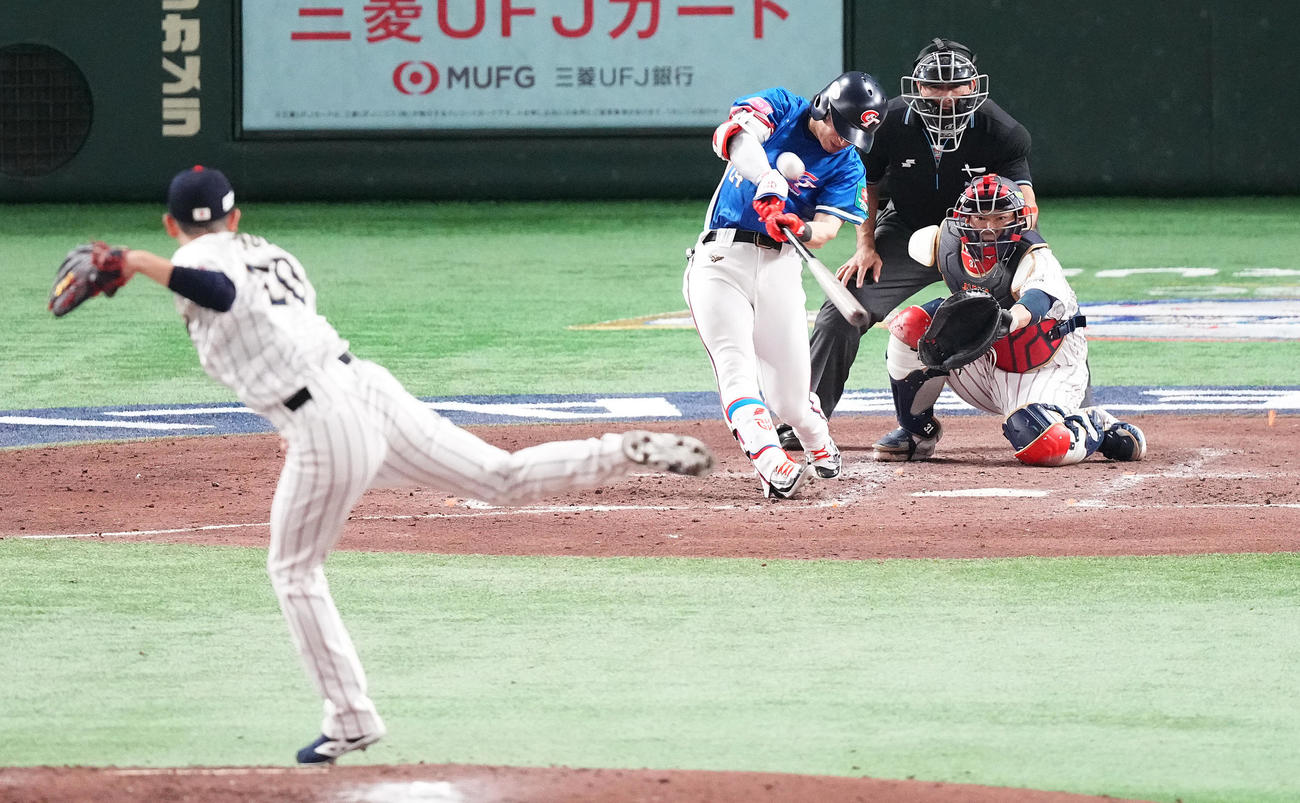 日本対台湾　5回表台湾1死一、二塁、右越え3点本塁打を放つ陳傑憲。投手戸郷（撮影・鈴木みどり）