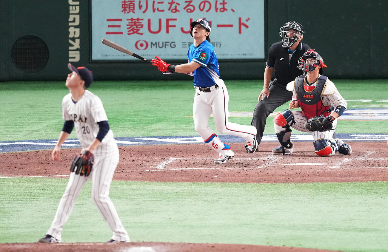 日本対台湾　5回表台湾1死一、二塁、右越え3点本塁打を放つ陳傑憲。投手戸郷（撮影・鈴木みどり）