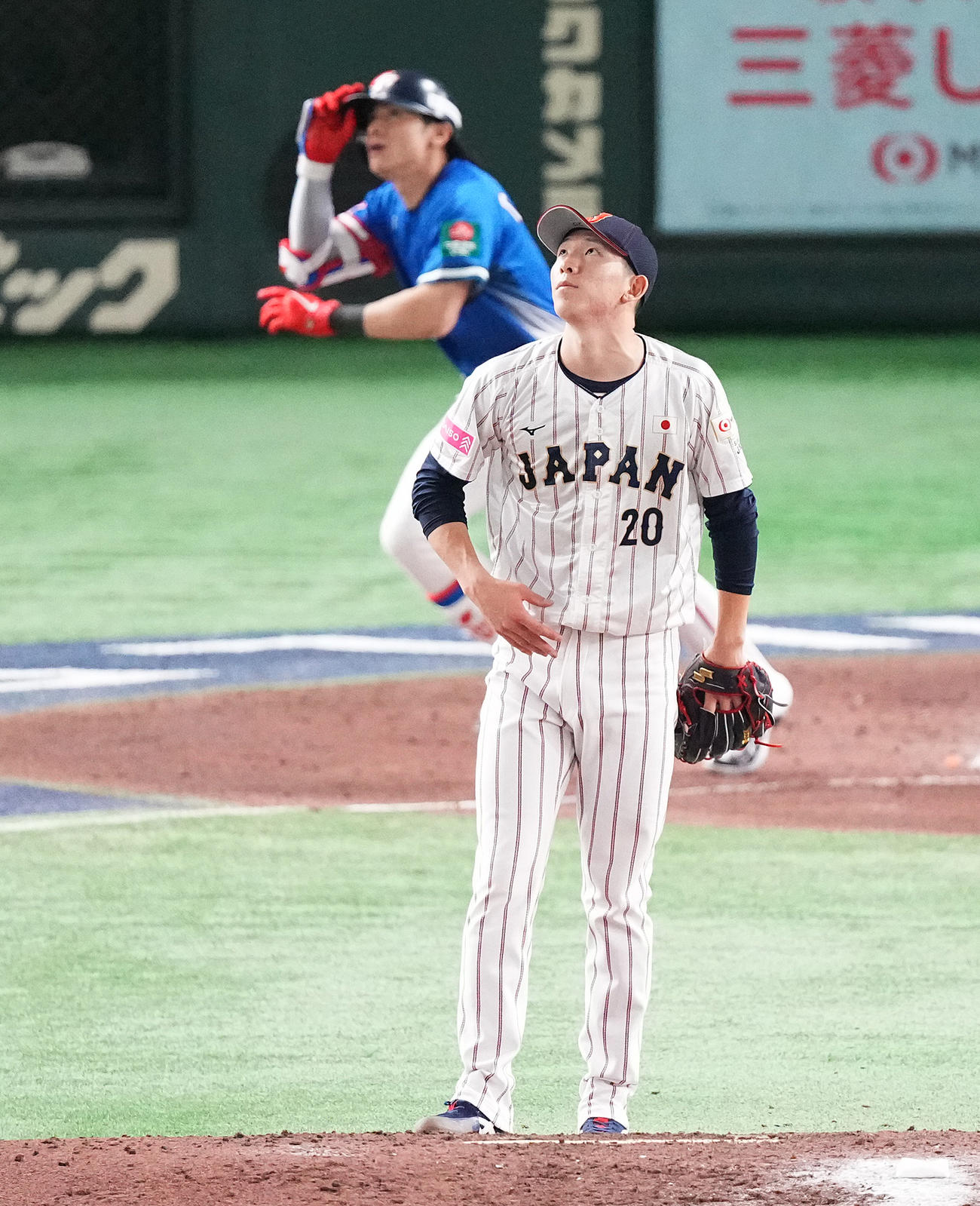 日本対台湾　5回表台湾1死一、二塁、陳傑憲に右越え3点本塁打を浴びる戸郷（撮影・鈴木みどり）