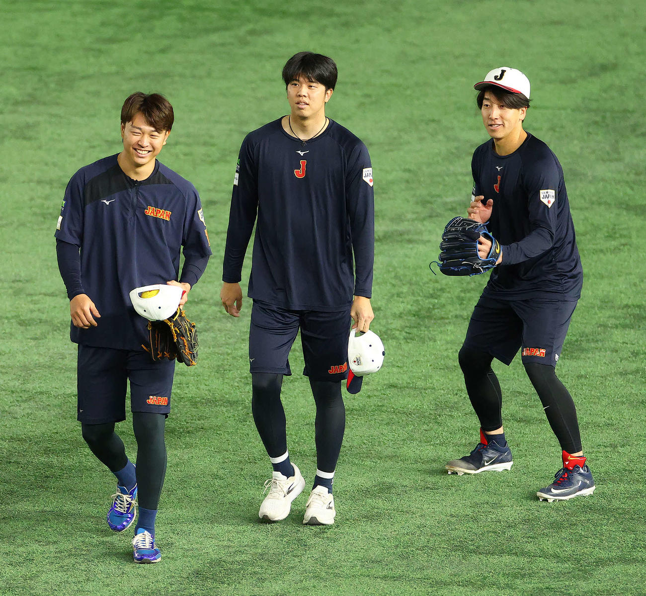 日本対台湾　試合前、笑顔で移動する日本の、左から高橋、才木、大勢（撮影・河田真司）