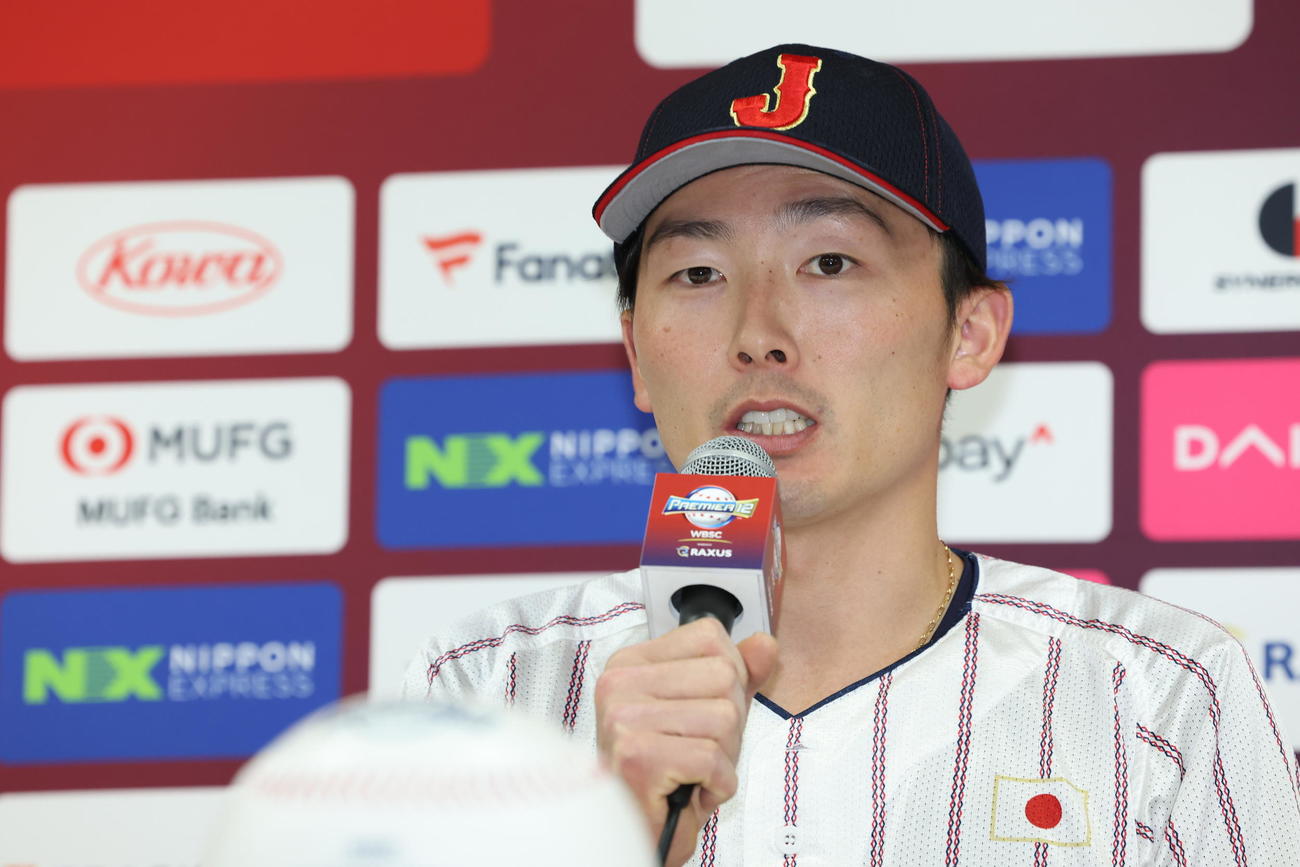日本対台湾　試合後会見に臨む源田（撮影・河田真司）