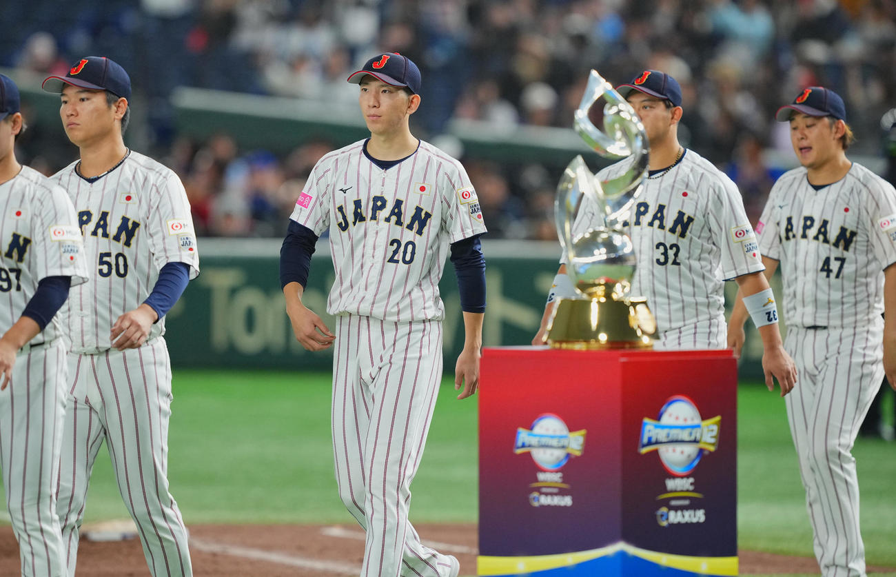 日本対台湾　準優勝となりトロフィーを横目にさえない表情でセレモニーに臨む戸郷（中央）ら（撮影・垰建太）