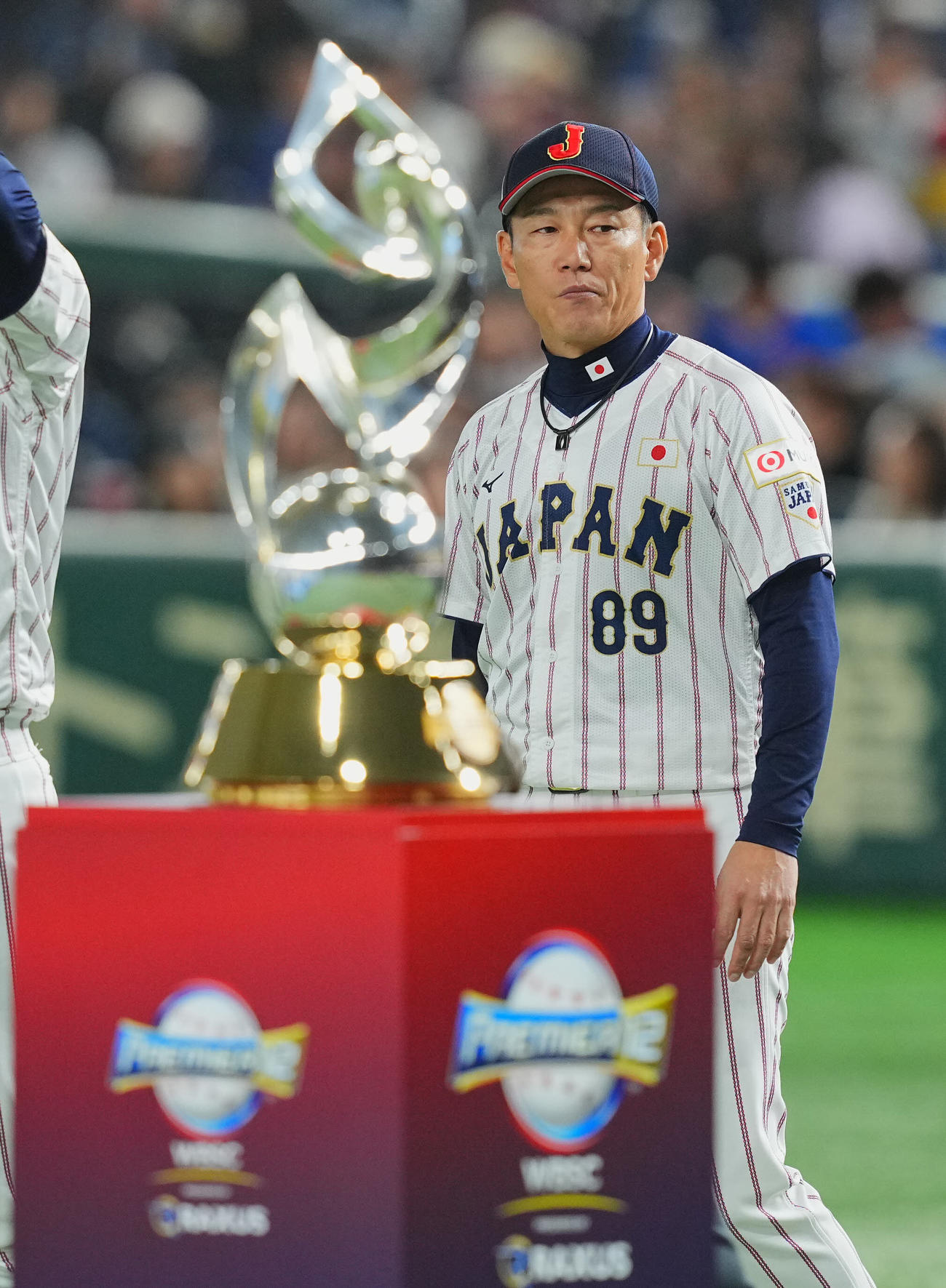 準優勝となりトロフィーを横目にさえない表情でセレモニーに臨む井端監督（撮影・垰建太）