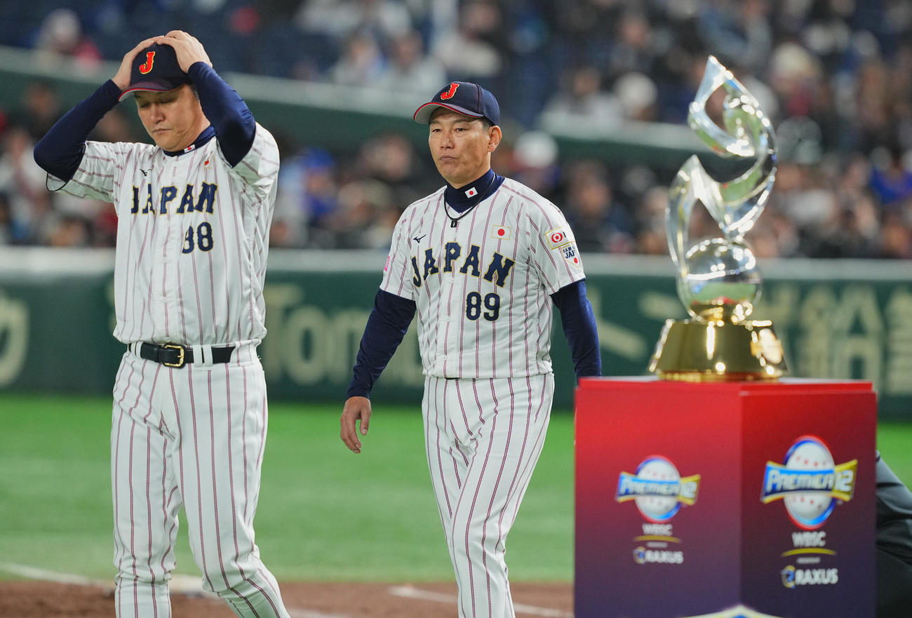 日本対台湾　準優勝となりトロフィーを横目にさえない表情でセレモニーに臨む井端監督（中央）（撮影・垰建太）