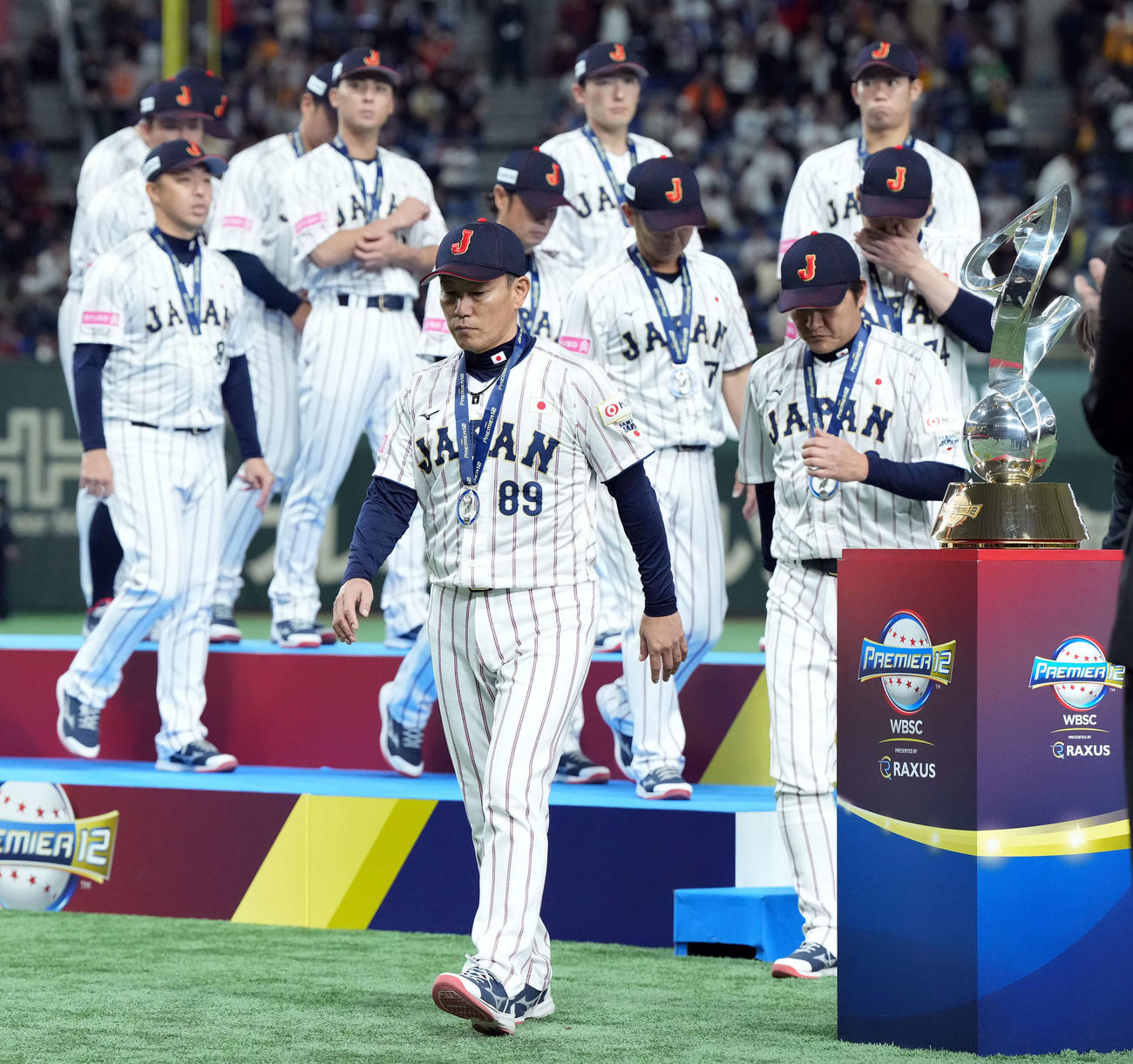 優勝を逃しがっくり肩を落とす井端監督（撮影・たえ見朱実）