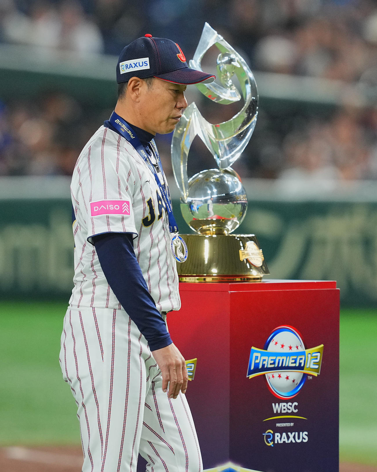 日本対台湾　準優勝となりトロフィーを横目にさえない表情で引き揚げる井端監督（撮影・垰建太）