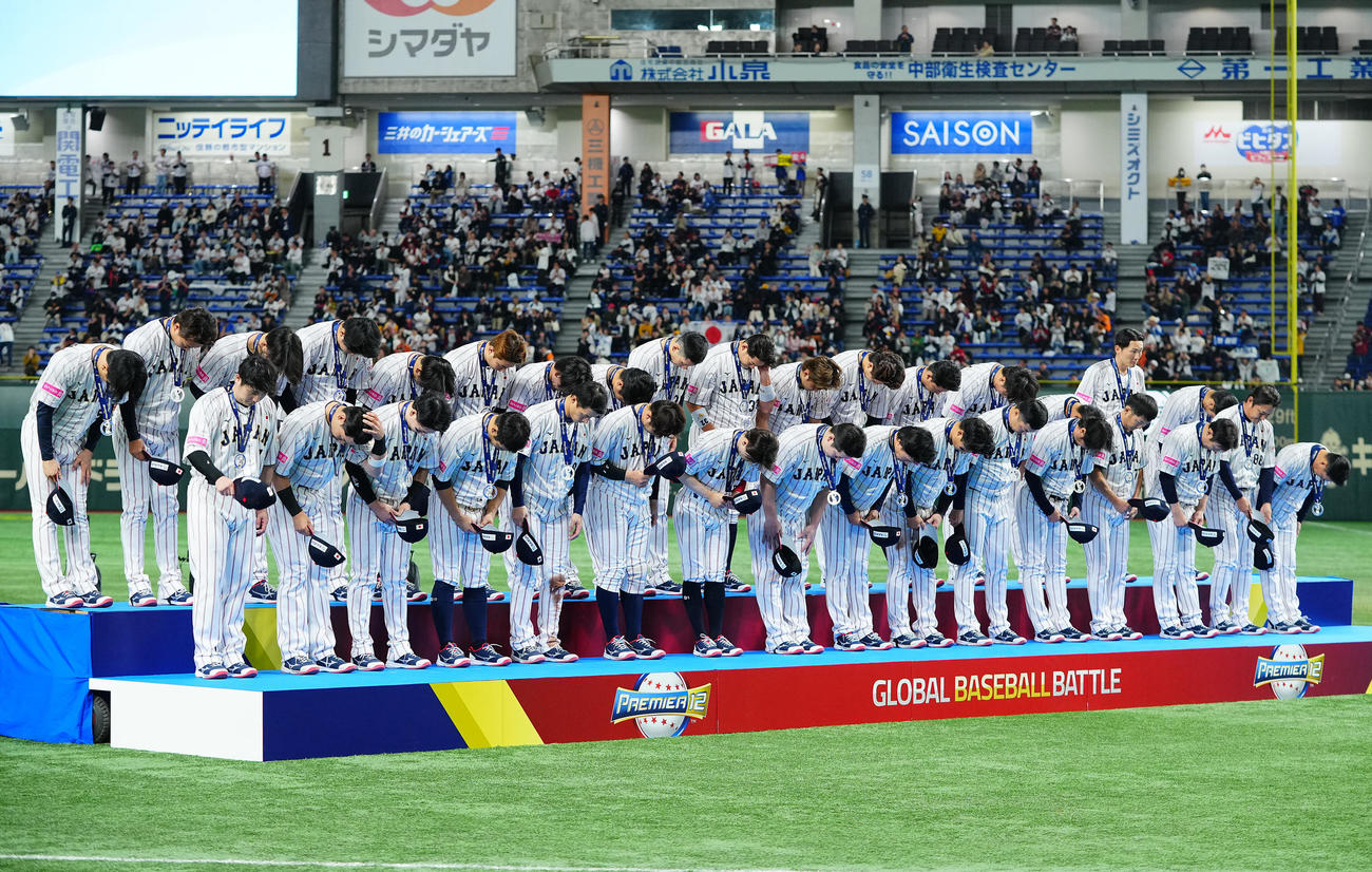 日本対台湾　準優勝となり表彰台で一礼する日本の選手たち（撮影・垰建太）