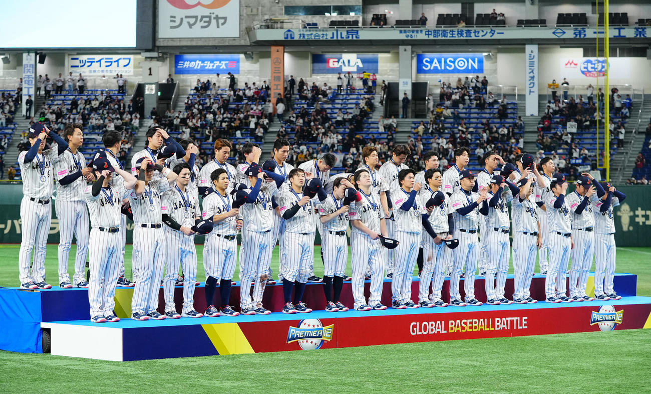 日本対台湾　準優勝となり表彰台でさえない表情の日本の選手たち（撮影・垰建太）