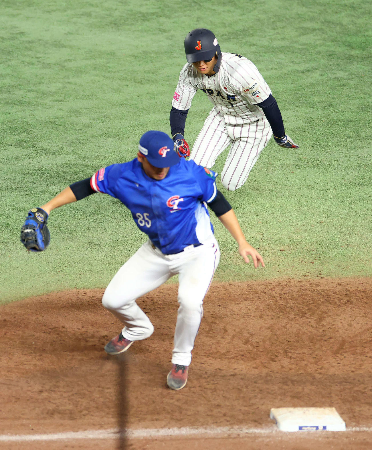 日本対台湾　9回裏日本1死一塁、栗原の一直から塁を放れる森下（撮影・河田真司）