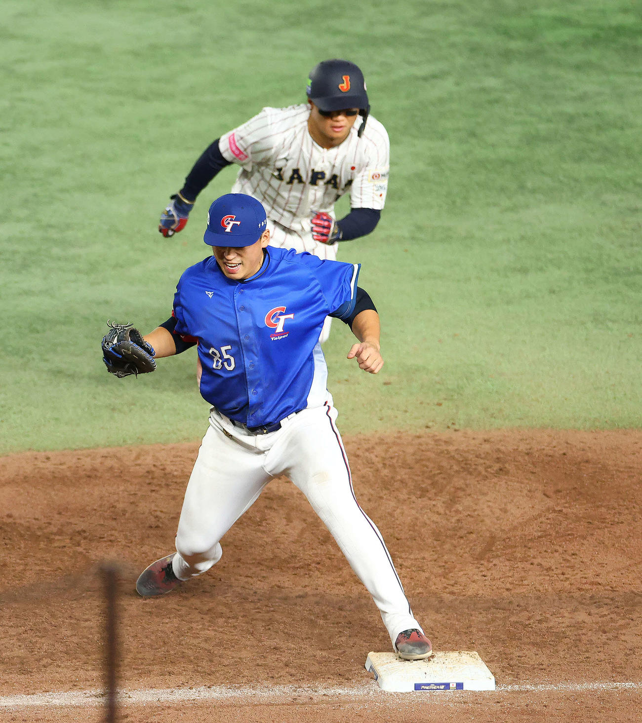 日本対台湾　9回裏日本1死一塁、栗原の一直で塁に戻れなかった森下（撮影・河田真司）