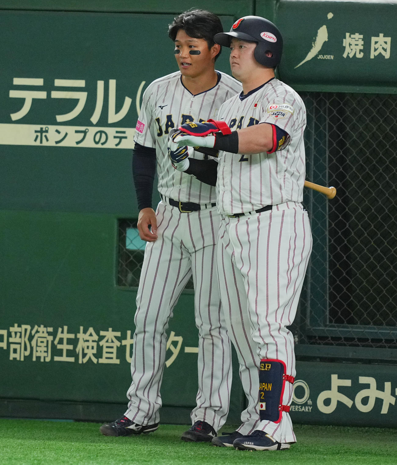日本対台湾　2回裏日本無死、遊ゴロに倒れた森下（左）は投手の印象を打席を待つ牧に伝える（撮影・垰建太）