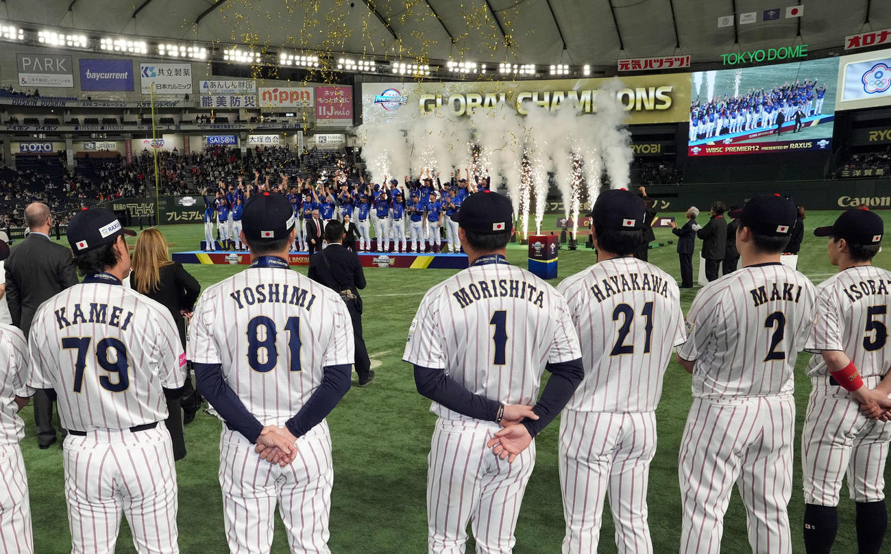 日本対台湾　台湾の優勝セレモニーを見る日本ナイン（撮影・たえ見朱実）
