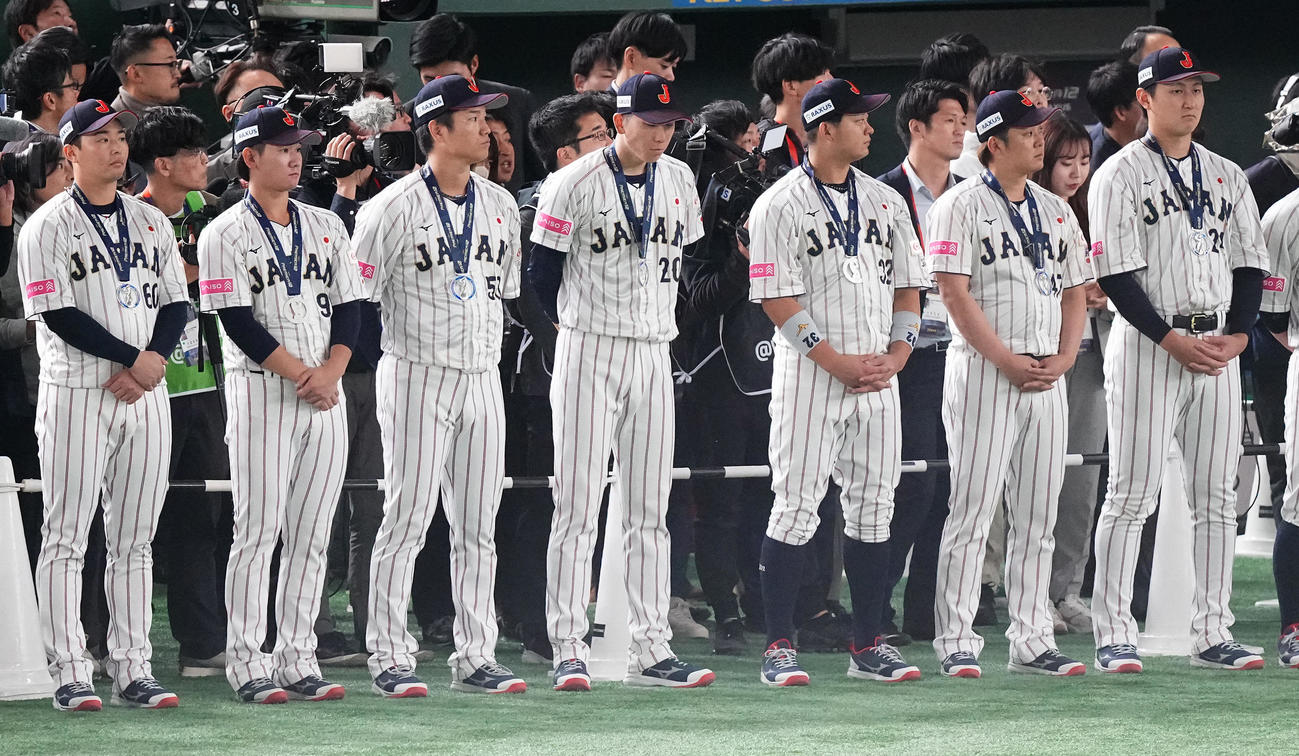 台湾に敗れ優勝を逃し、うつむく戸郷（中央）（撮影・鈴木みどり）