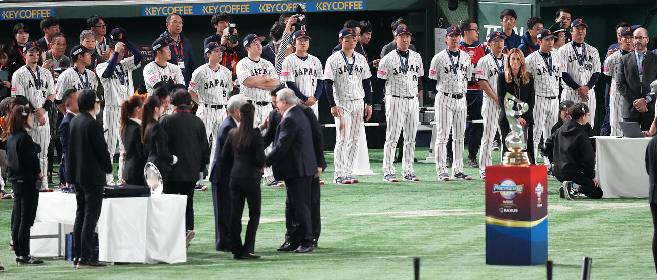 日本対台湾　台湾に敗れ優勝を逃し、銀メダルをかけぼうぜんとする日本ナイン。右から2人目は井端監督（撮影・鈴木みどり）