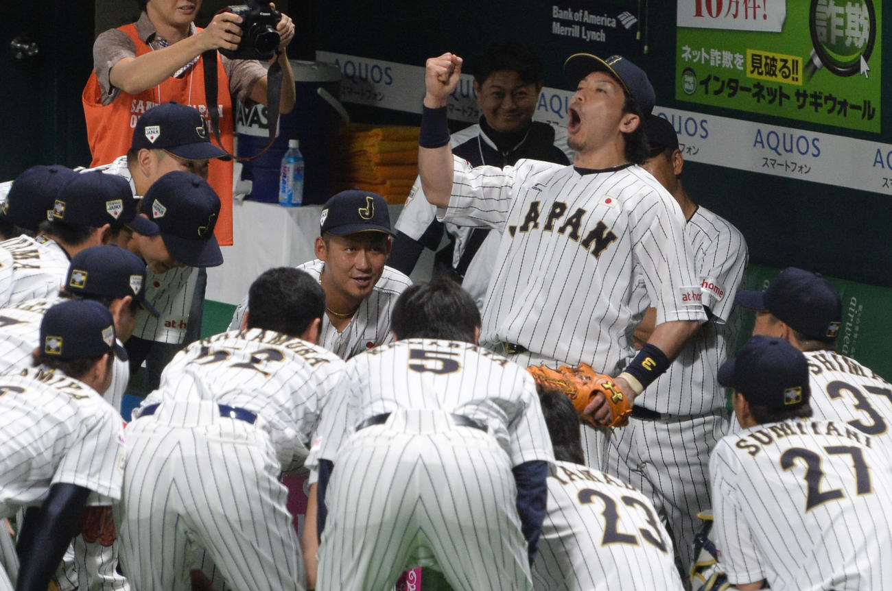 15年11月、プエルトリコとの強化試合で試合前の声出しをする侍ジャパン松田