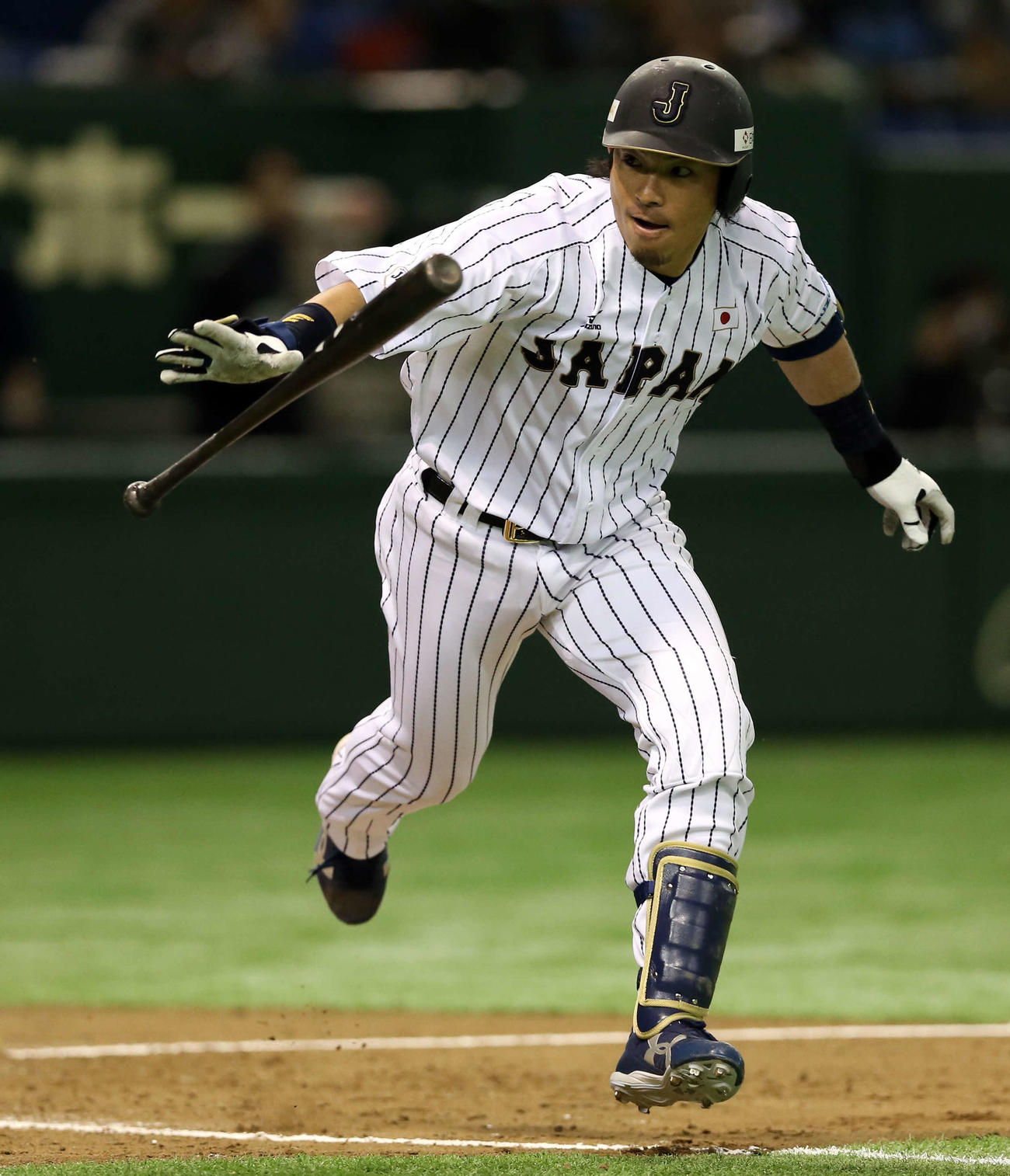 15年3月、欧州代表との強化試合で適時打を放ち日本ベンチに視線を送る松田