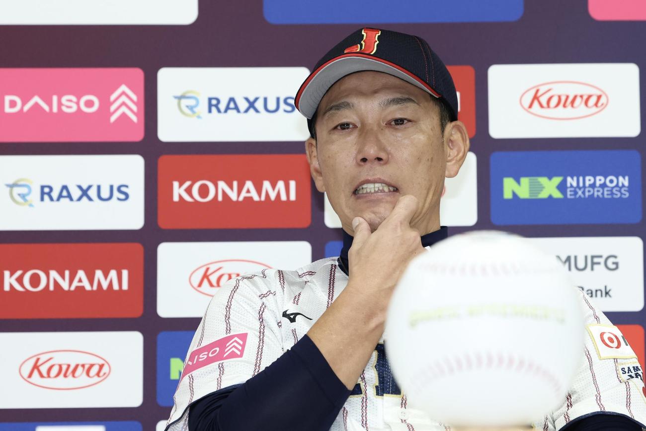 日本対台湾　試合後会見に臨む井端弘和監督（撮影・河田真司）