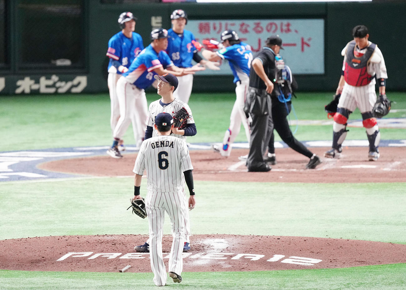 日本対台湾　5回表台湾1死一、二塁、陳傑憲に右越え3点本塁打を浴び、首をかしげる戸郷（撮影・鈴木みどり）