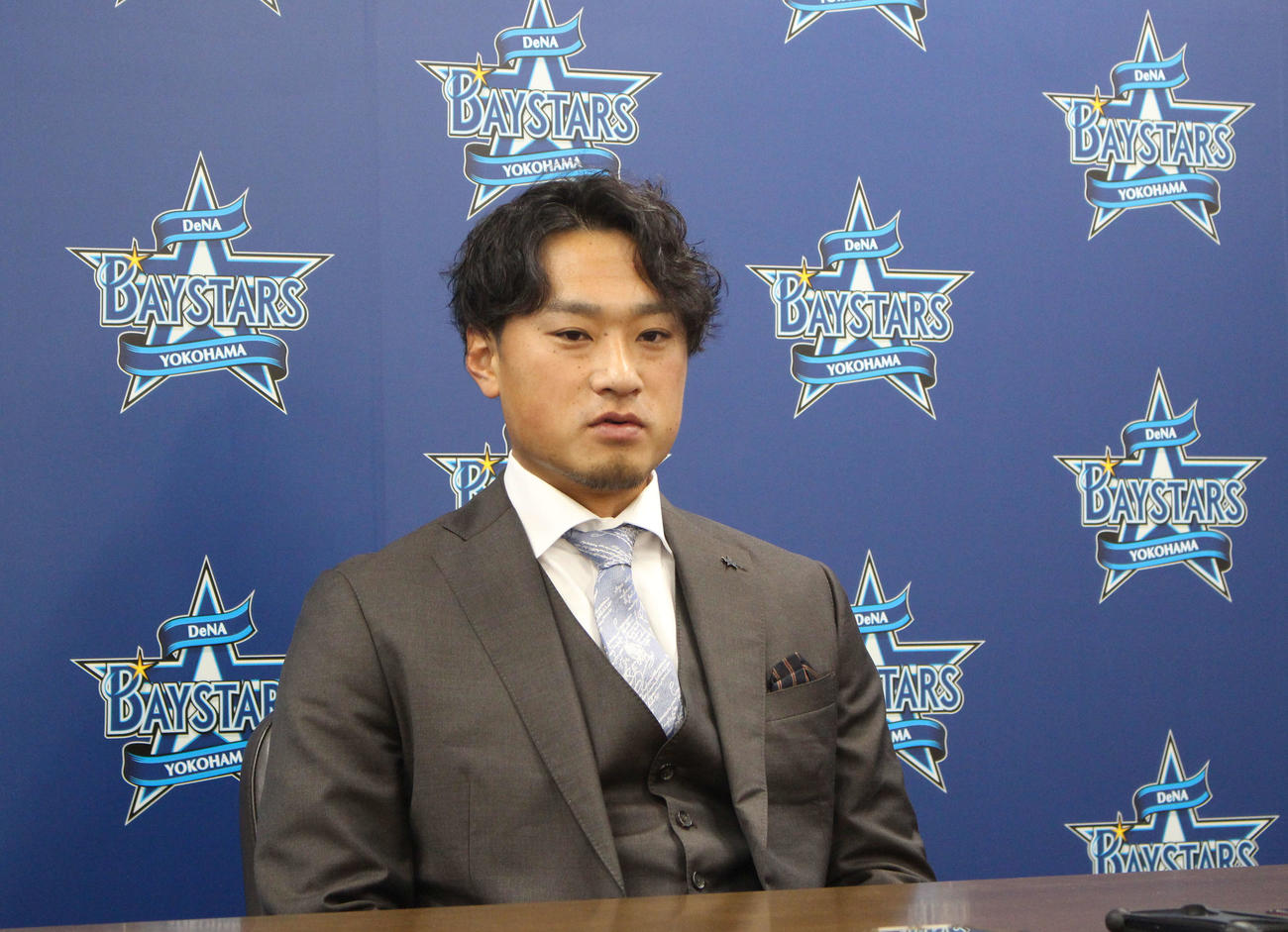 契約更改交渉後、会見するDeNA石田（撮影・久保賢吾）