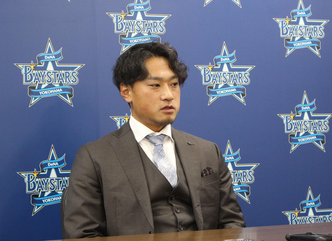 契約更改交渉後、会見するDeNA石田（撮影・久保賢吾）