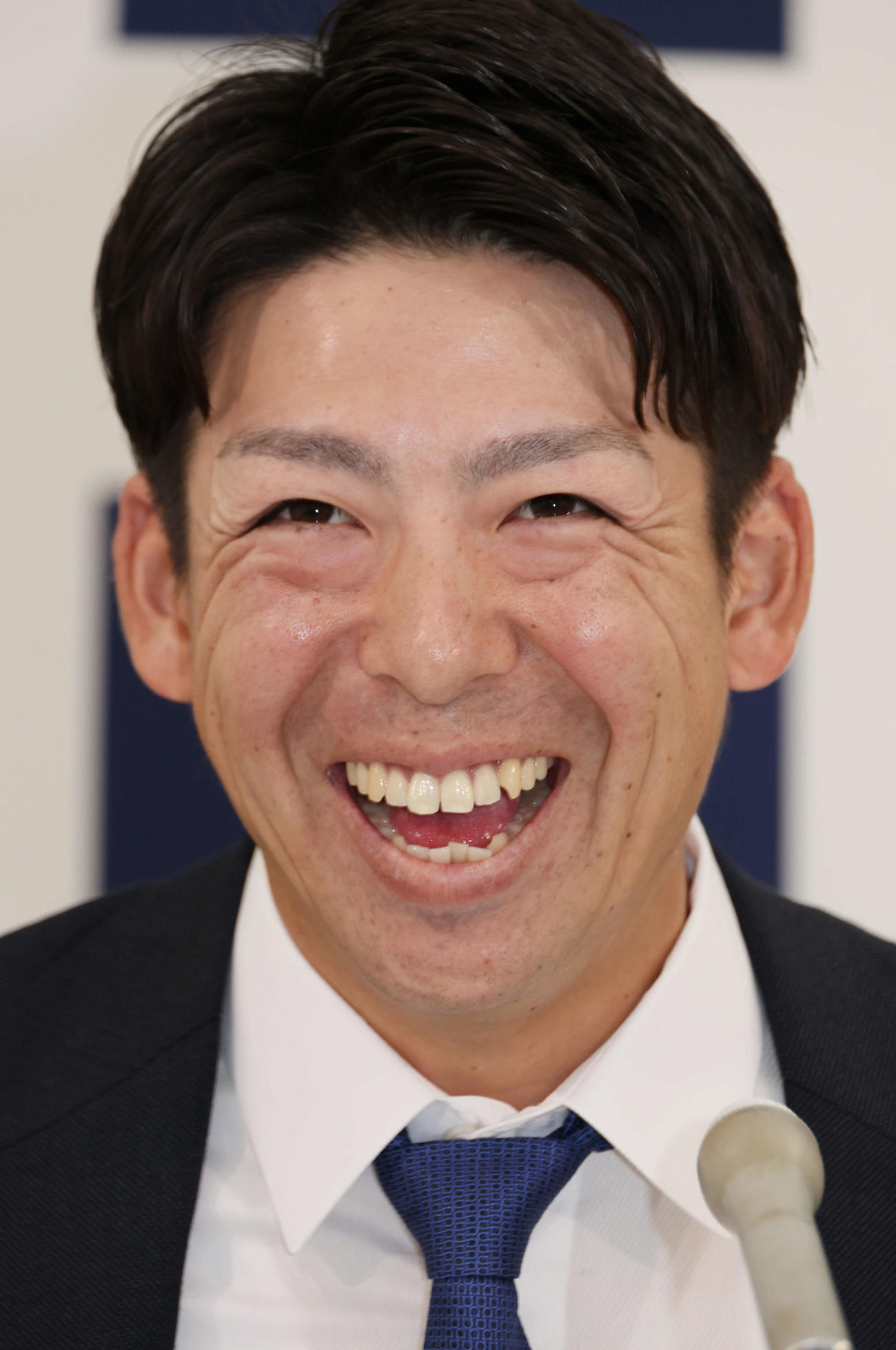 契約更改を終え、会見をする野間（撮影・加藤孝規）