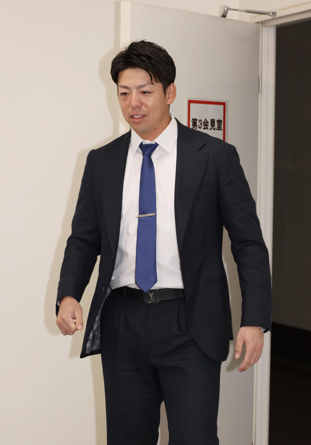 契約更改を終え、会見をする野間（撮影・加藤孝規）