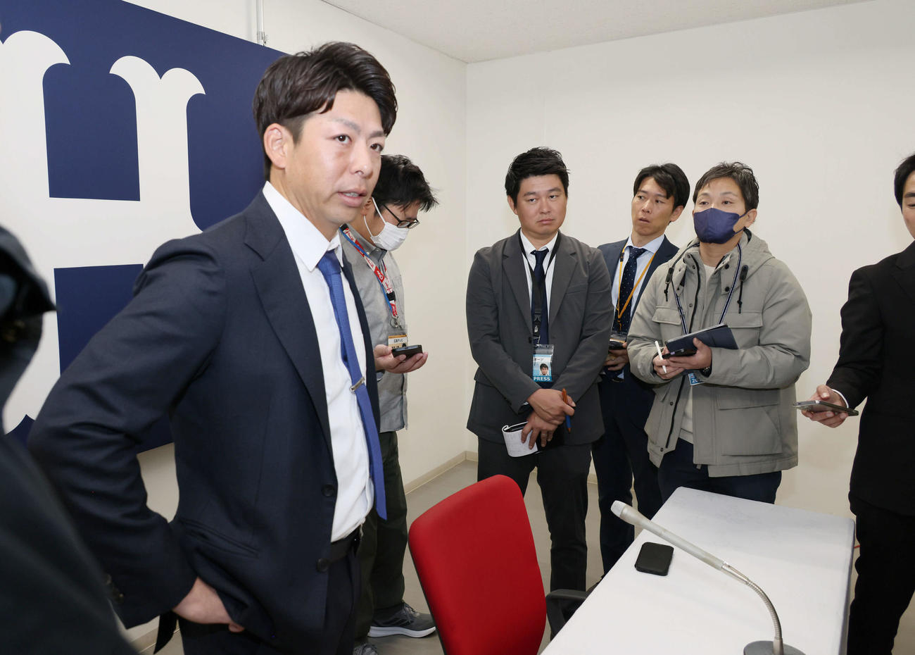契約更改後の会見を終え、囲み取材に応じる広島野間（撮影・加藤孝規）