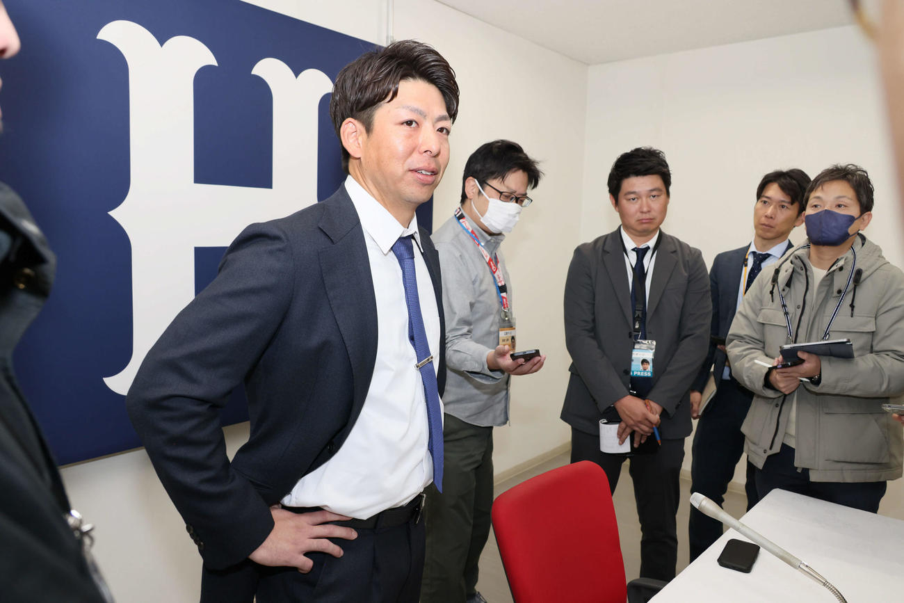 契約更改後の会見を終え、囲み取材に応じる広島野間（撮影・加藤孝規）