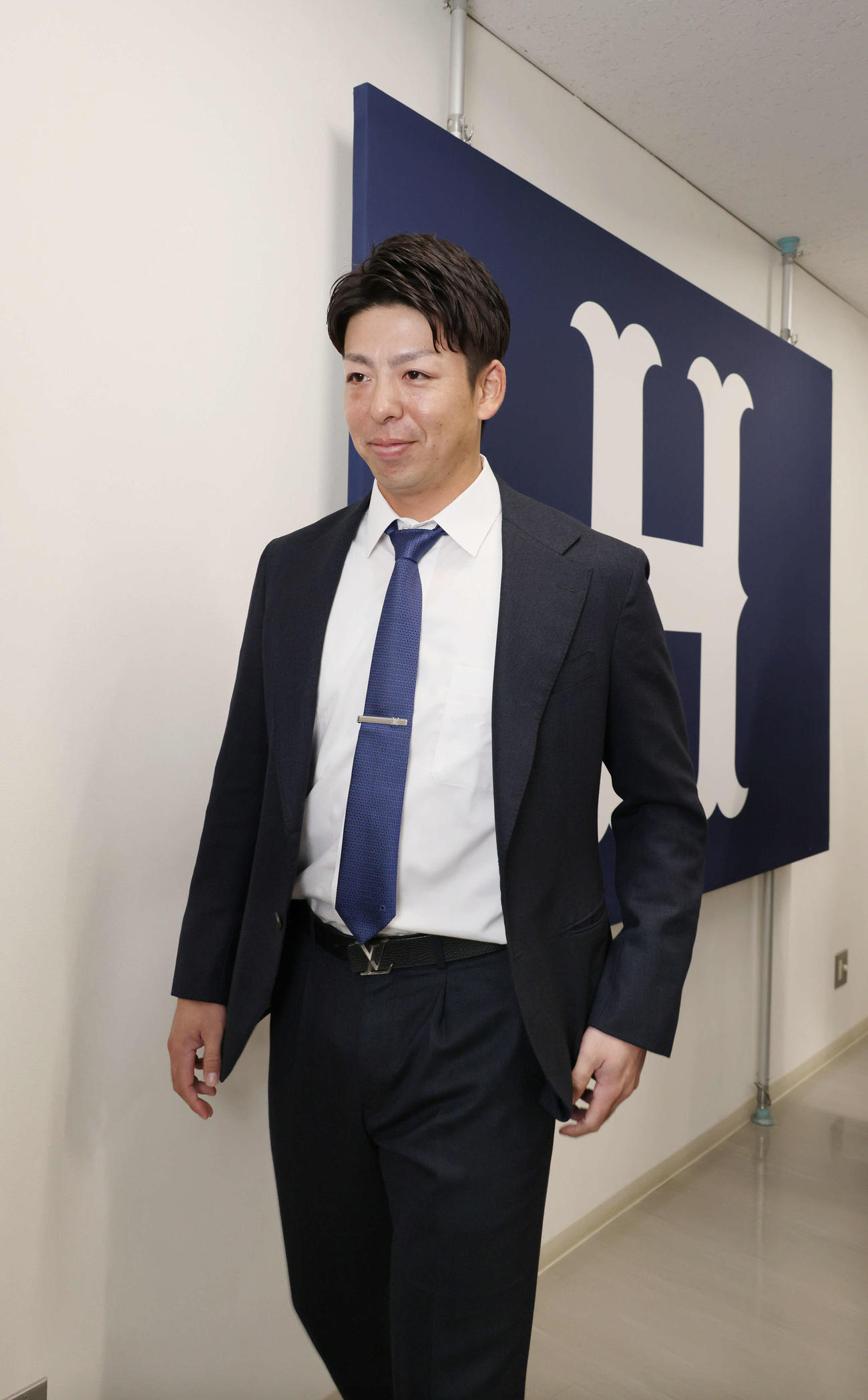 契約更改後の会見と囲み取材を終え、会見場を後にする広島野間（撮影・加藤孝規）