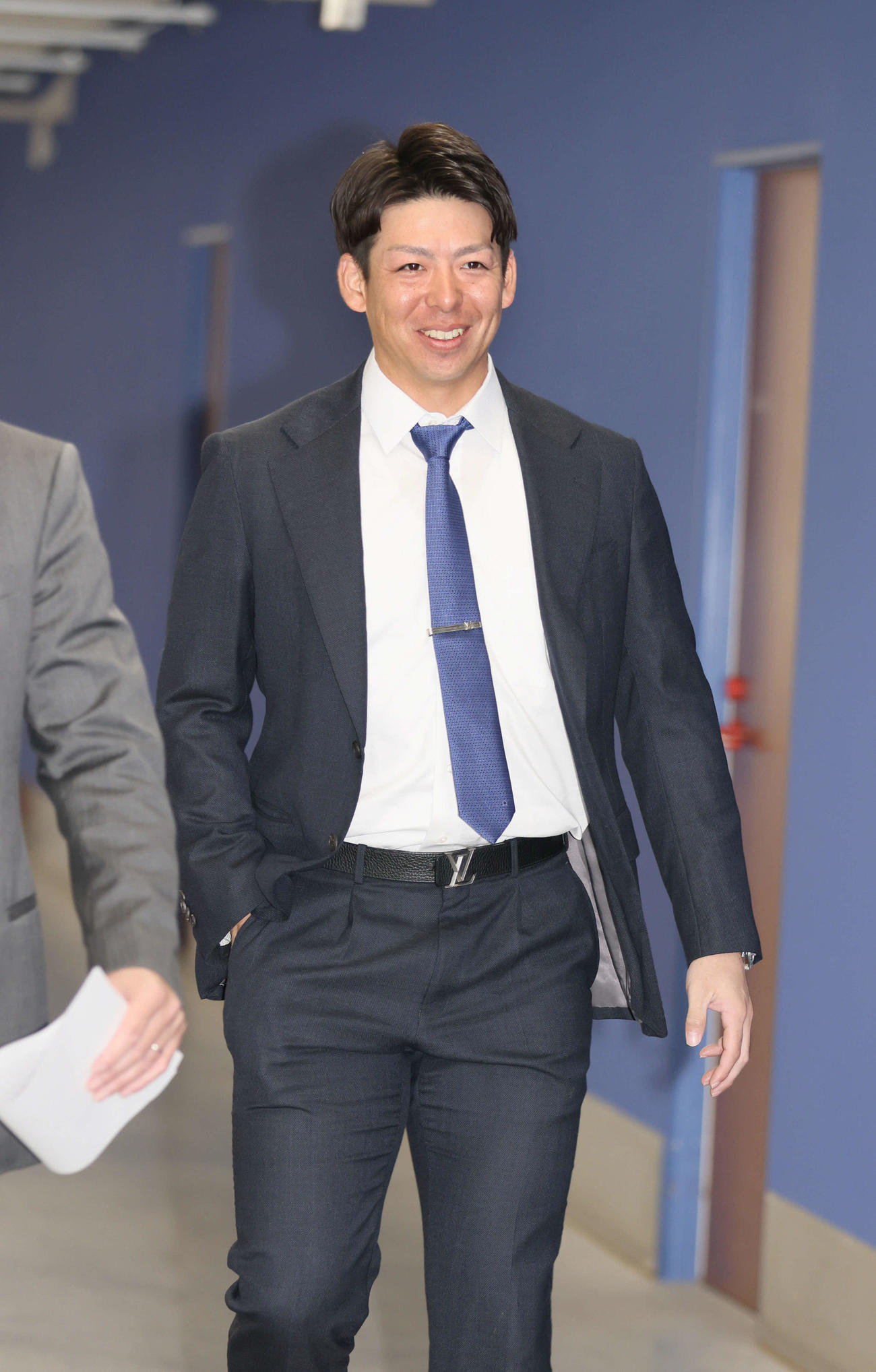 契約更改に向かう広島野間（撮影・加藤孝規）