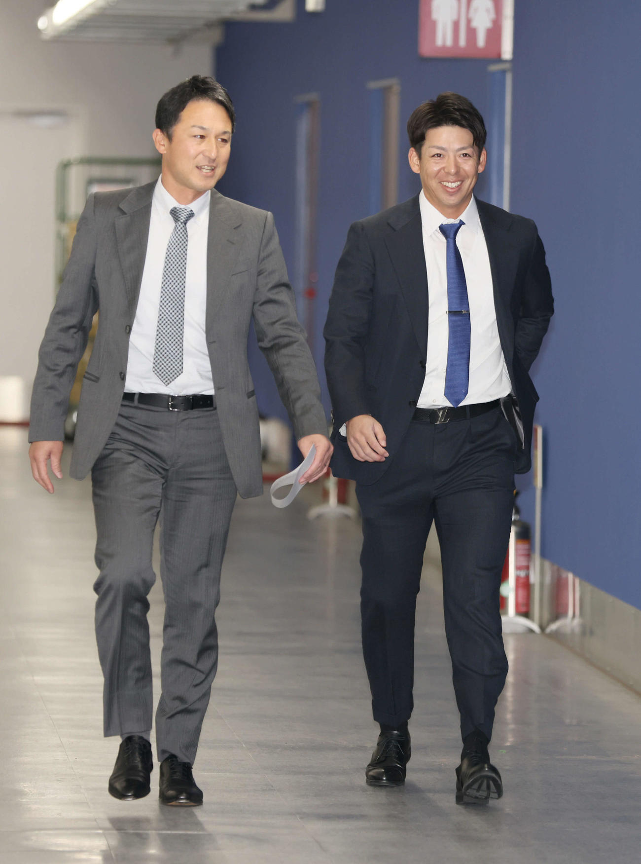 契約更改に向かう広島野間と井生1軍管理課長（撮影・加藤孝規）