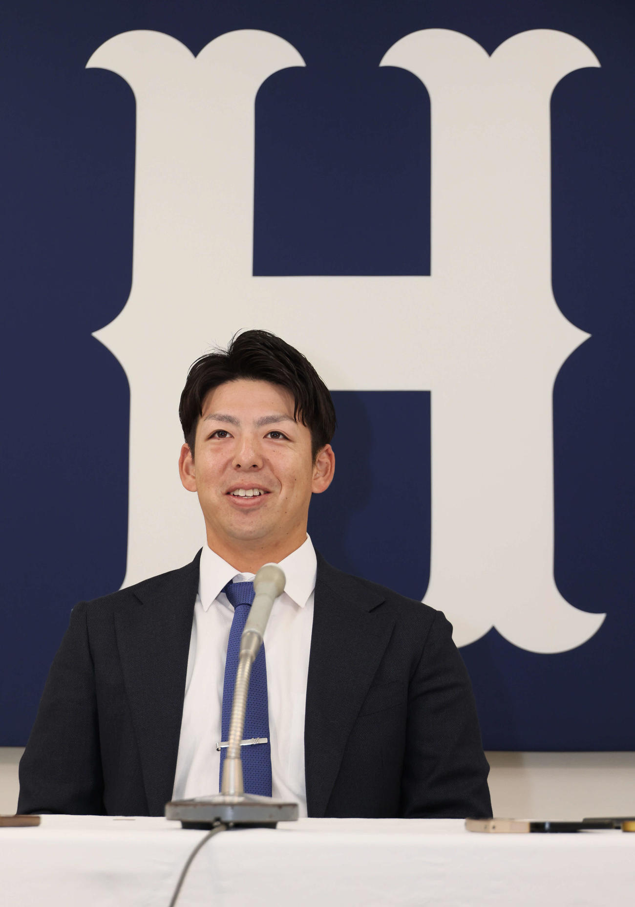 契約更改を終え、会見をする野間（撮影・加藤孝規）