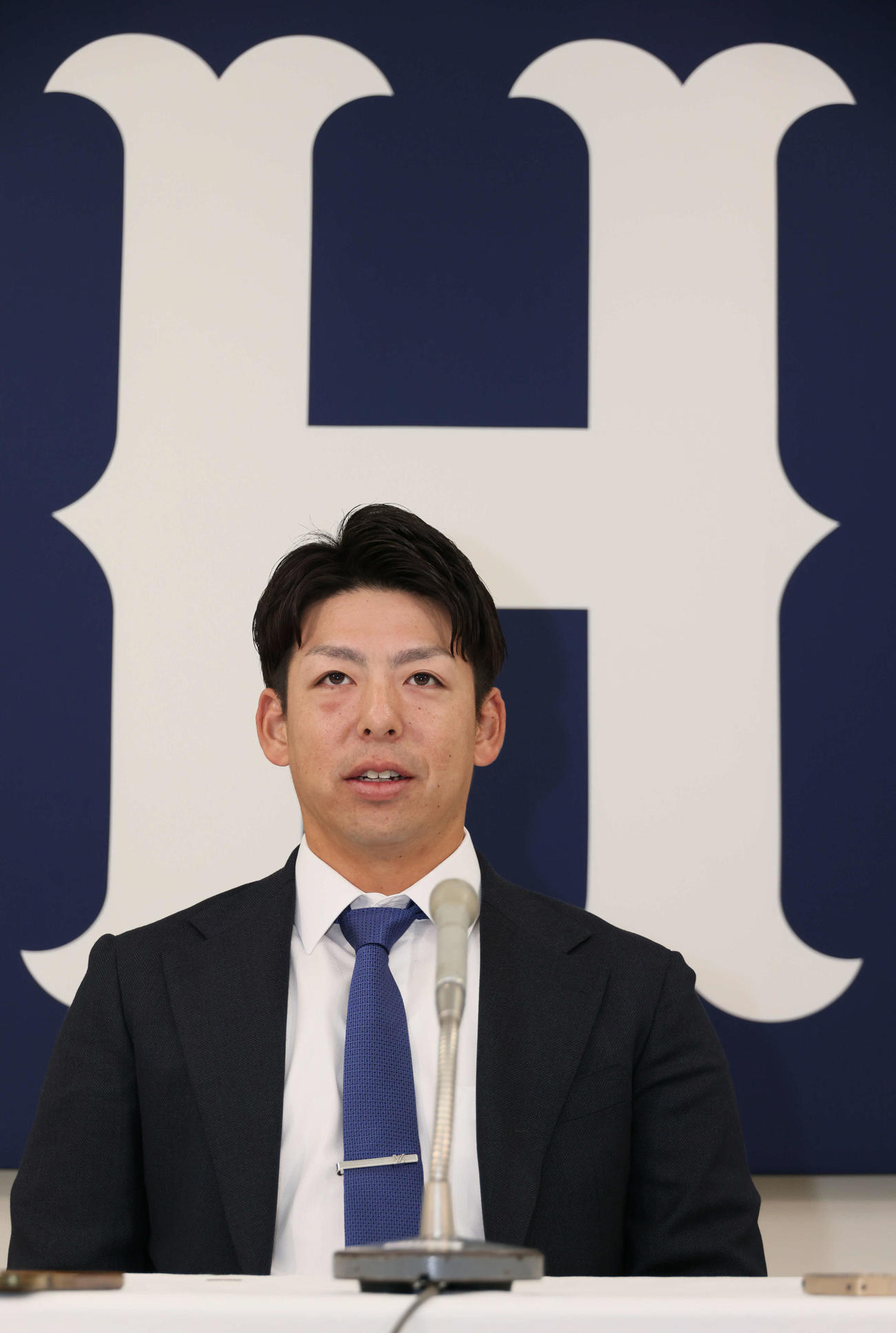 契約更改を終え、会見をする野間（撮影・加藤孝規）