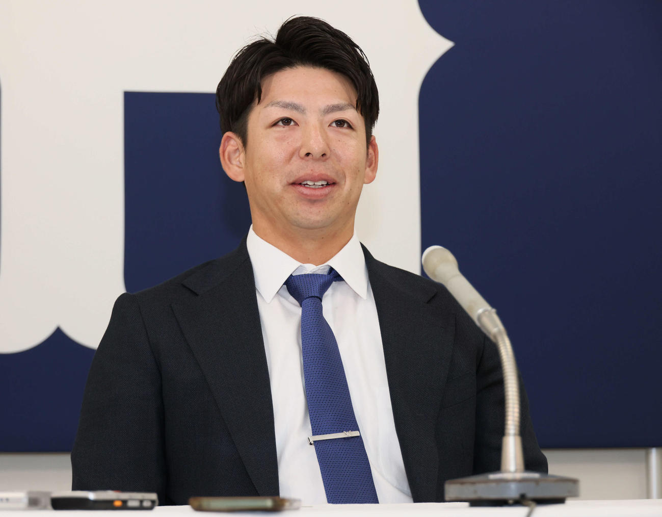 契約更改を終え、会見をする野間（撮影・加藤孝規）