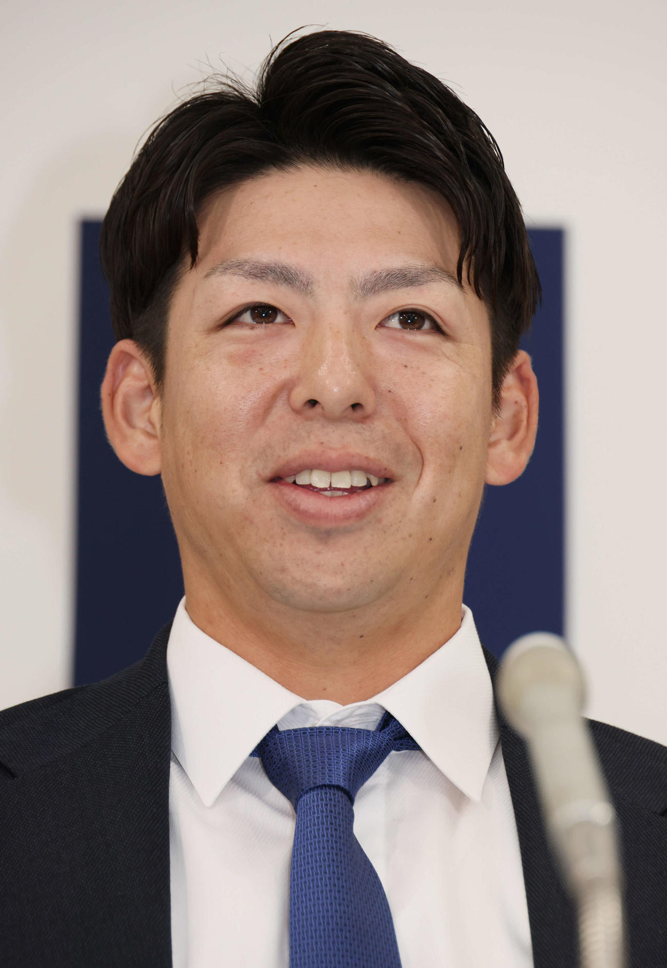 契約更改を終え、会見をする野間（撮影・加藤孝規）